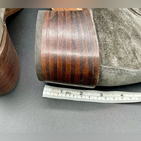 FRYE Sabrina Double Buckle Ankle Boots in Grey -Charcoal Suede Leather.Size 10 M - Picture 13 of 14